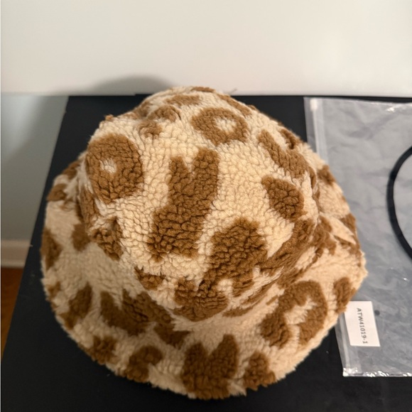 The Why Accessories - Bucket Hat Leopard Print Sherpa women’s small.